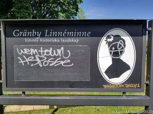 The sign at the Gränby Linnéminne in 2022