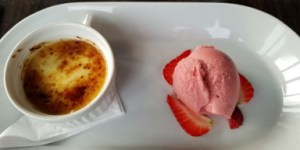A photograph of a crème brûlèe and strawberry ice cream at Bistro Hörnan